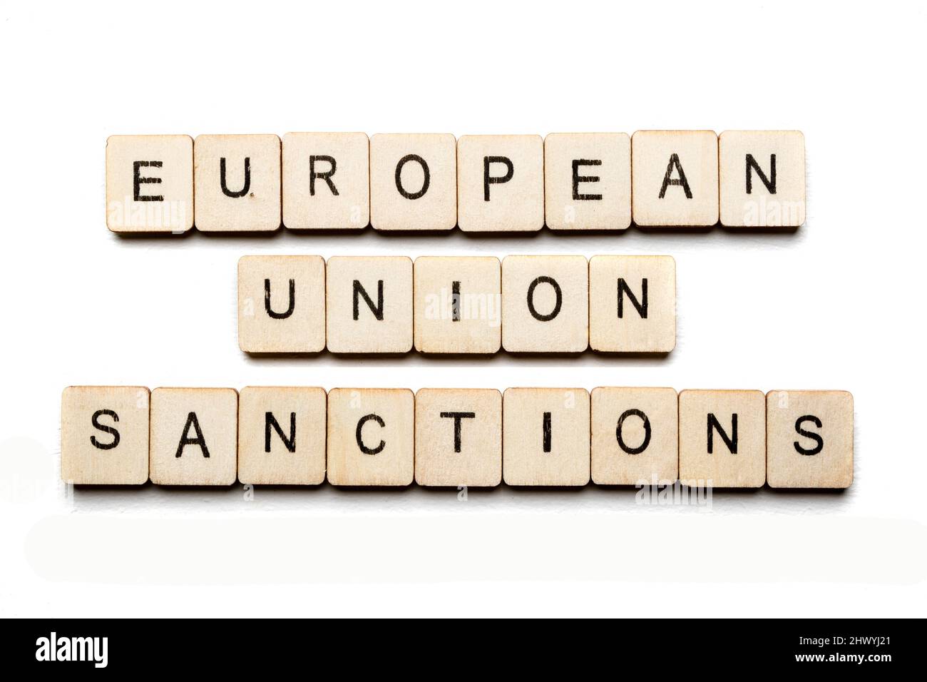 Concept sur la guerre en Ukraine montrant un signe lisant les sanctions de l'Union européenne Banque D'Images