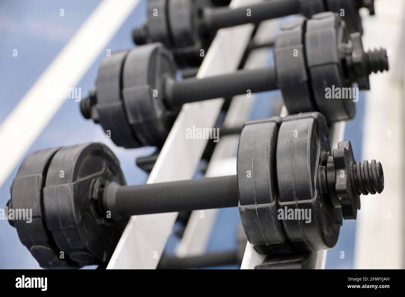 Dumbbell gym metal weights rack Banque de photographies et d'images à haute  résolution - Alamy