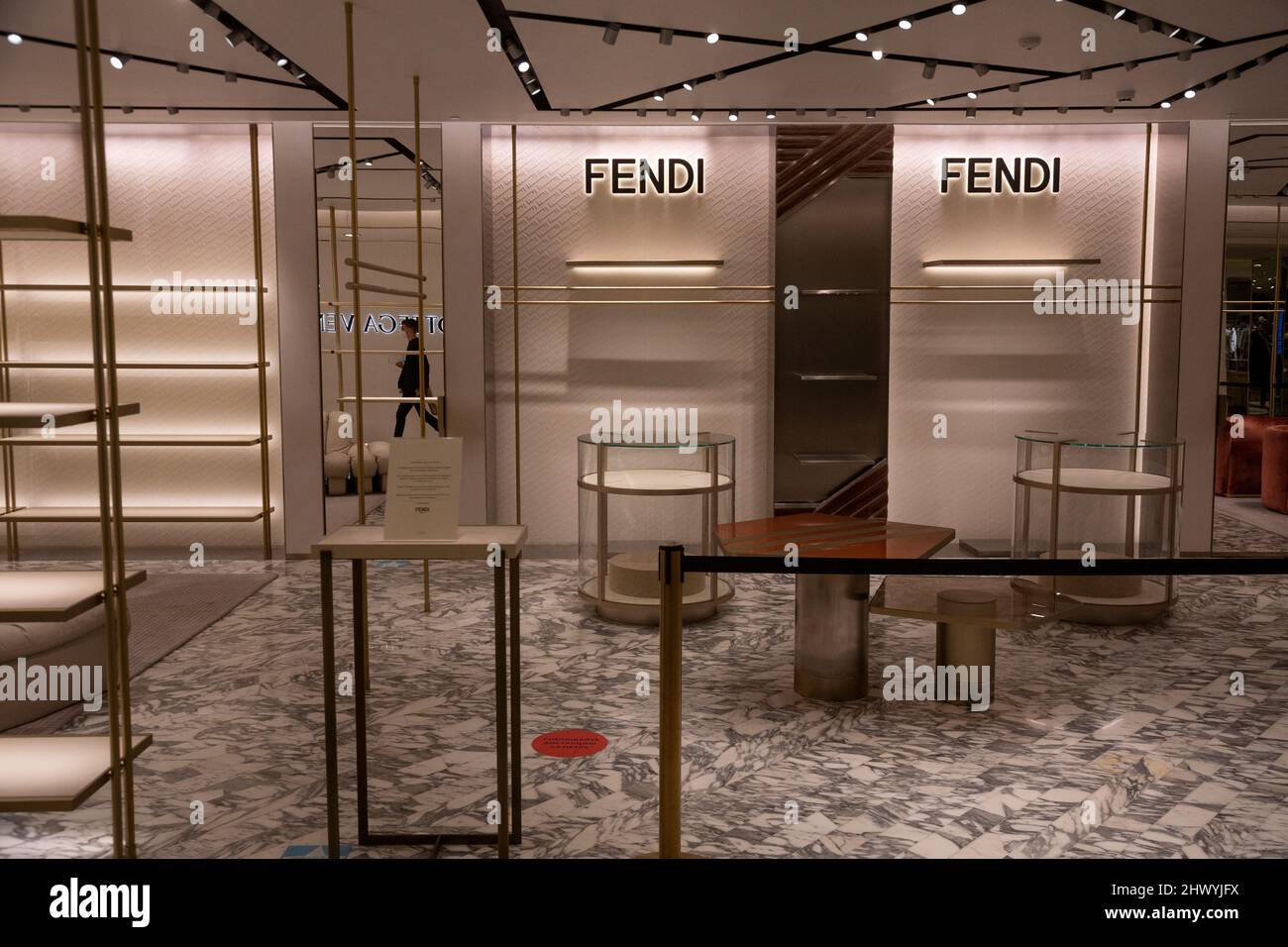 Moscou, Russie. 8th mars 2022 Fermeture D'une boutique Fendi au magasin Tsum du centre de Moscou. Magasins des chaînes de luxe Gucci, Prada, Louis Vuitton, Dior, David Yurman, Patek Philippe, Fendi et Chanel à Tsum sont fermés depuis le 6 mars 2022 Banque D'Images