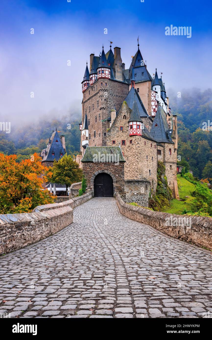 Château d'Eltz ou Burg Eltz. Château médiéval sur les collines au-dessus de la Moselle. La Rhénanie-Palatinat en Allemagne. Banque D'Images