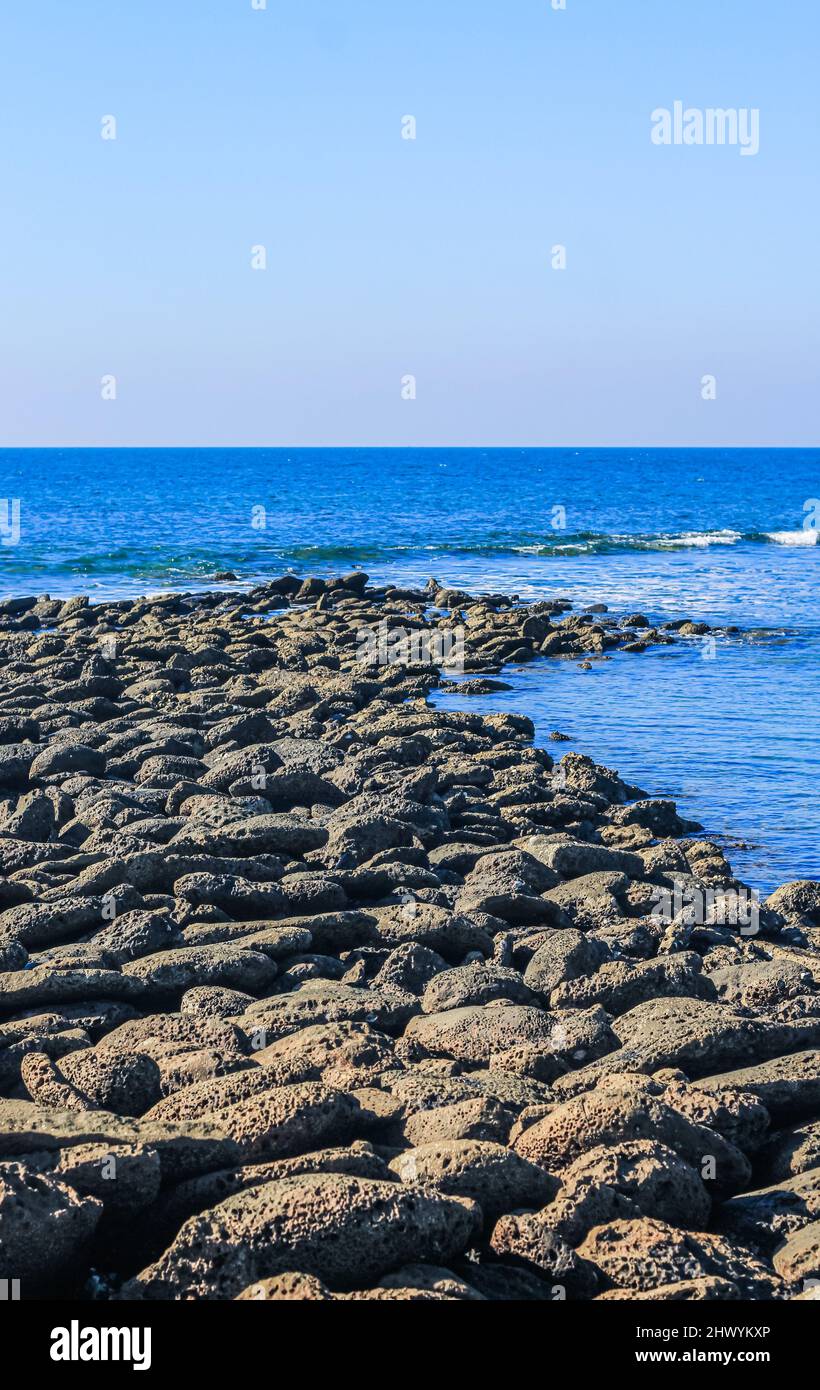 Giant's Causeway à l'île Saint-Martin, au Bangladesh. Lever de soleil magique, nuages et vagues sur la côte. La chaussée de Giant ressemble à une jetée. Banque D'Images