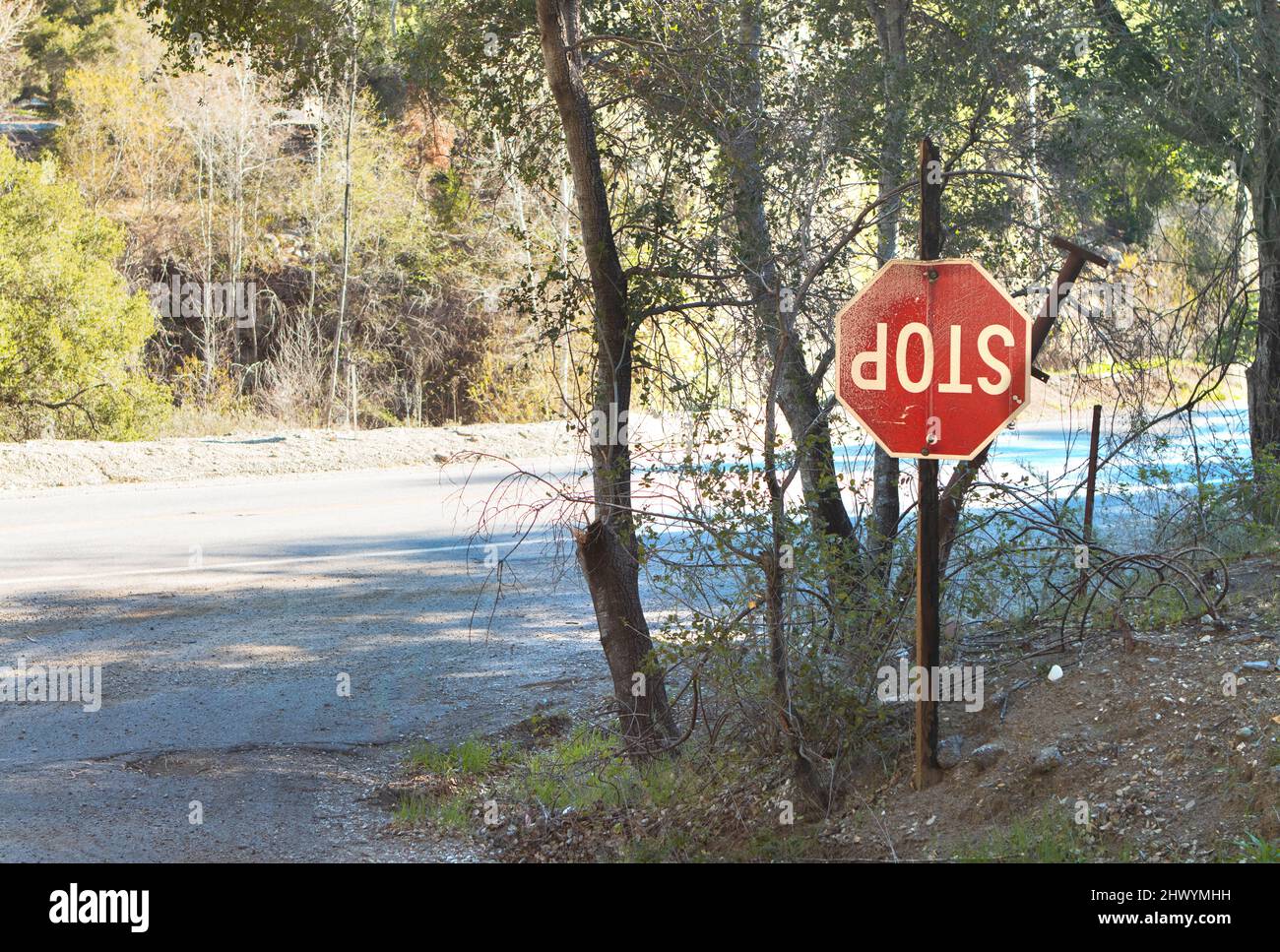 panneau stop à l'envers sur la route Banque D'Images