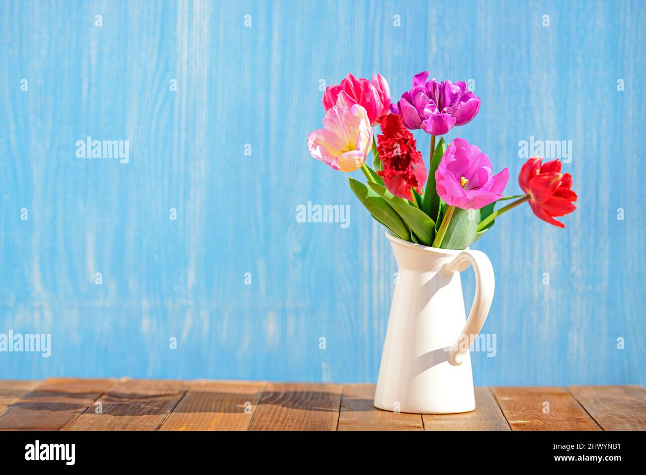 Bouquet de tulipes dans un vase, de tulipes colorées fleurs printemps background Banque D'Images