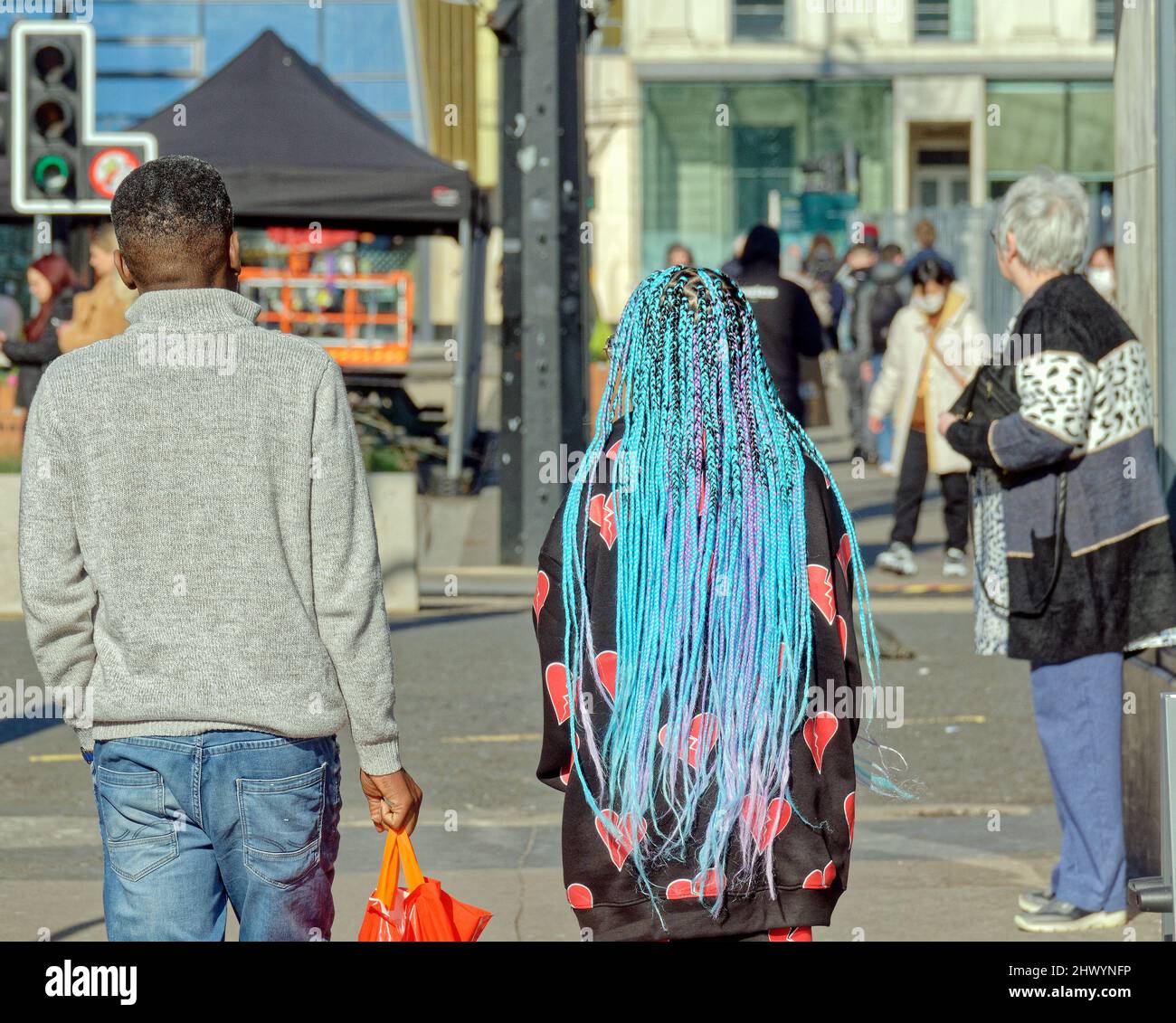 Glasgow, Écosse, Royaume-Uni 8th mars 2022. Ukraine Vigil continue sur la place George avec de nouvelles affiches de ville. Culture populaire avec cheveux bleus ukraniens pour montrer le soutien. Crédit Gerard Ferry/Alay Live New Banque D'Images