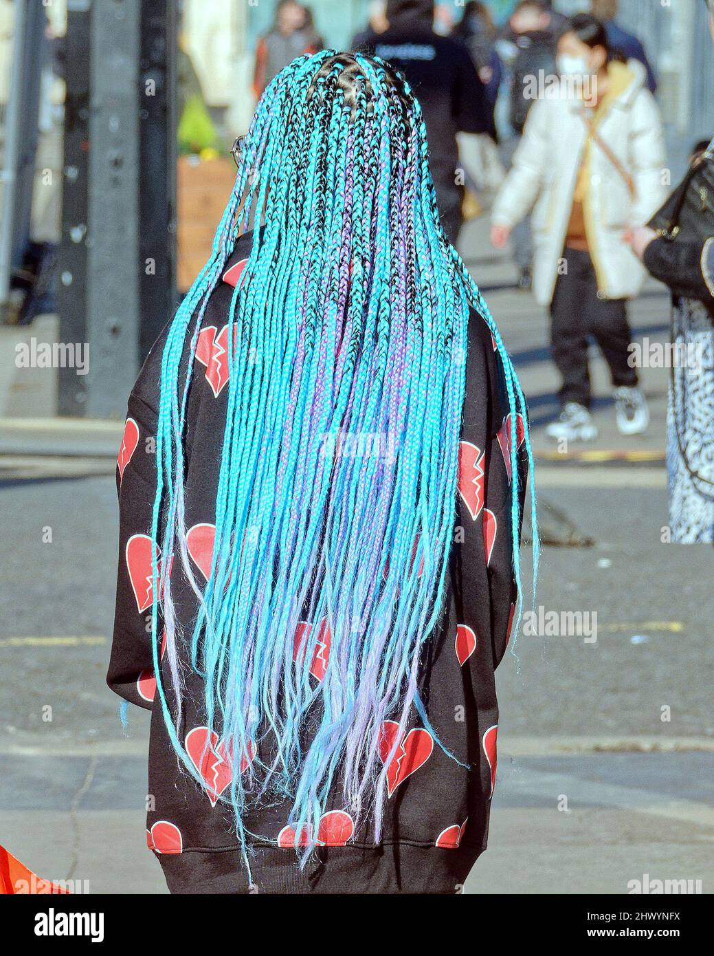 Glasgow, Écosse, Royaume-Uni 8th mars 2022. Ukraine Vigil continue sur la place George avec de nouvelles affiches de ville. Culture populaire avec cheveux bleus ukraniens pour montrer le soutien. Crédit Gerard Ferry/Alay Live New Banque D'Images