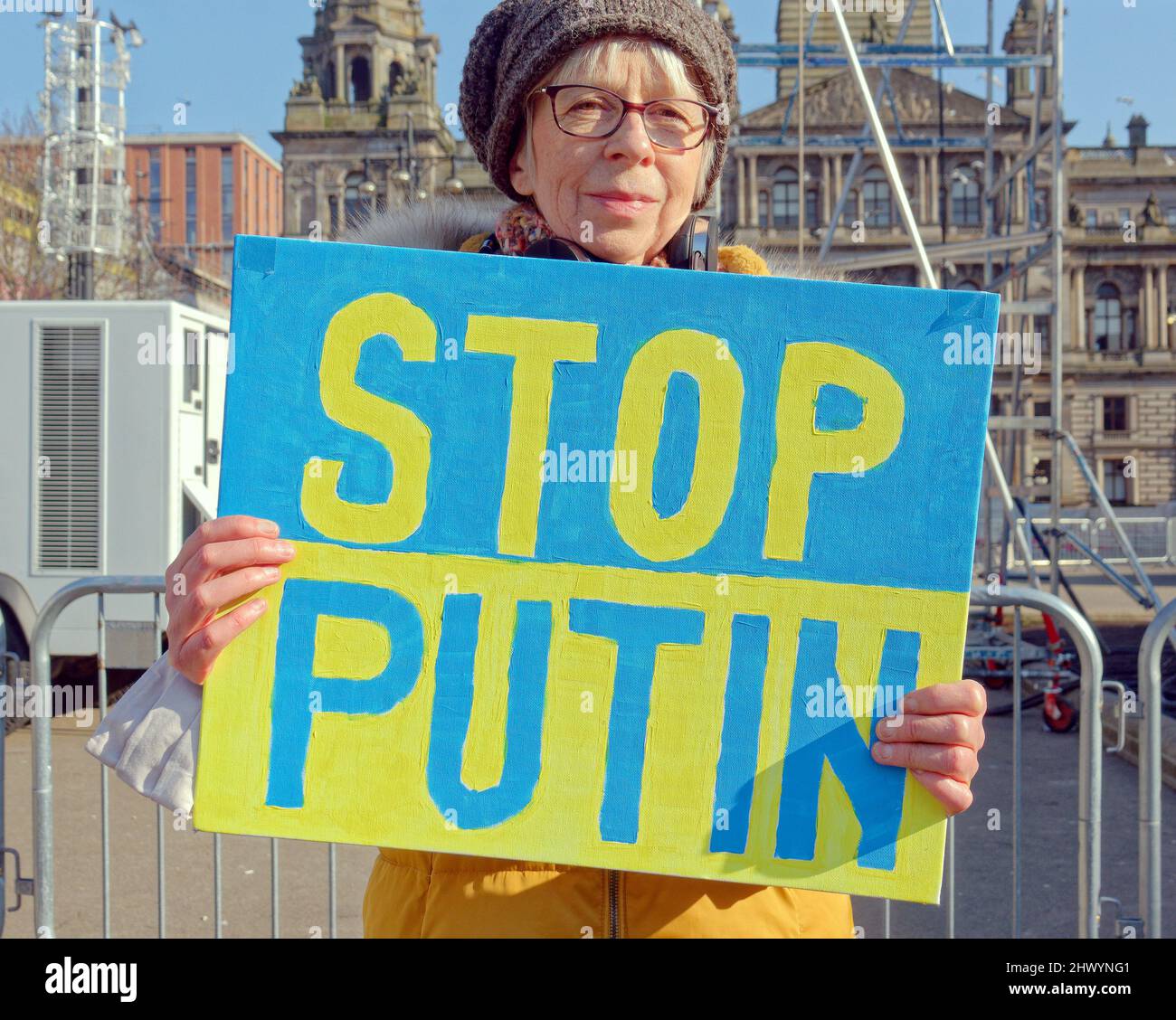 Glasgow, Écosse, Royaume-Uni 8th mars 2022. Ukraine Vigil continue sur la place George avec de nouvelles affiches de ville. Crédit Gerard Ferry/Alay Live New Banque D'Images