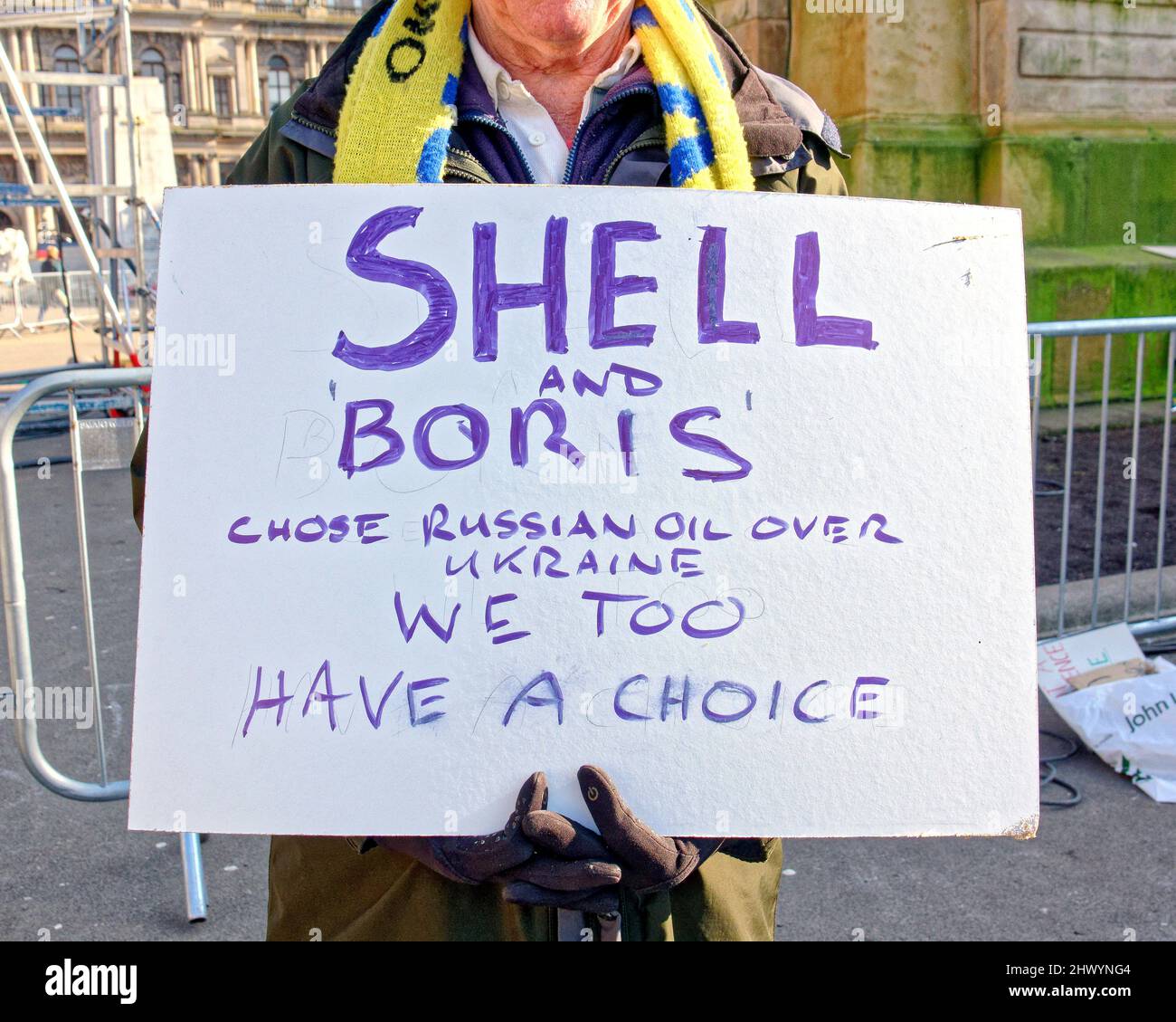 Glasgow, Écosse, Royaume-Uni 8th mars 2022. Ukraine Vigil continue sur la place George avec de nouvelles affiches de ville. Crédit Gerard Ferry/Alay Live New Banque D'Images