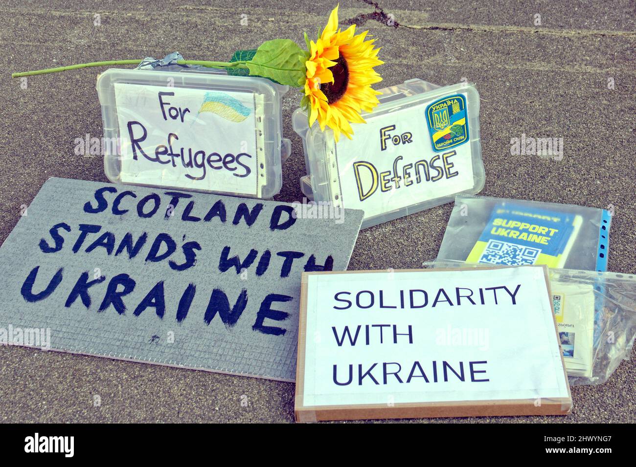 Glasgow, Écosse, Royaume-Uni 8th mars 2022. Ukraine Vigil continue sur la place George avec de nouvelles affiches de ville. Collecte pour les réfugiés militaires d'anfd crédit Gerard Ferry/Alamy Live New Banque D'Images