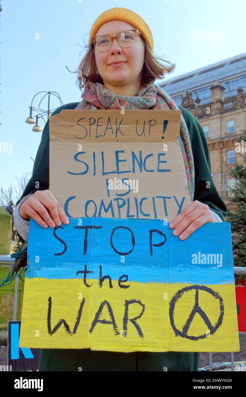 Glasgow, Écosse, Royaume-Uni 8th mars 2022. Ukraine Vigil continue sur la place George avec de nouvelles affiches de ville. Crédit Gerard Ferry/Alay Live New Banque D'Images
