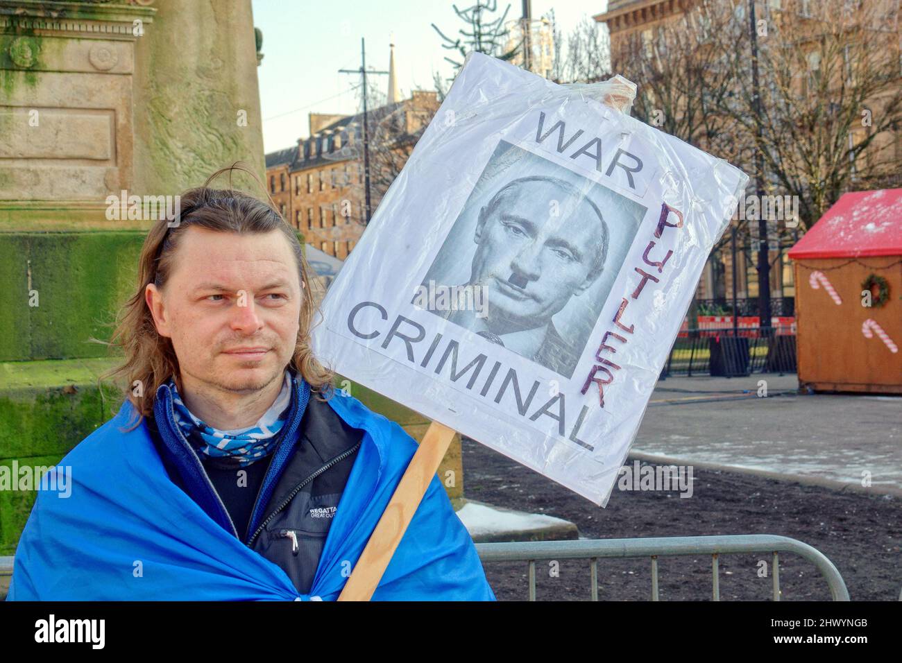 Glasgow, Écosse, Royaume-Uni 8th mars 2022. Ukraine Vigil continue sur la place George avec de nouvelles affiches de ville. Crédit Gerard Ferry/Alay Live New Banque D'Images