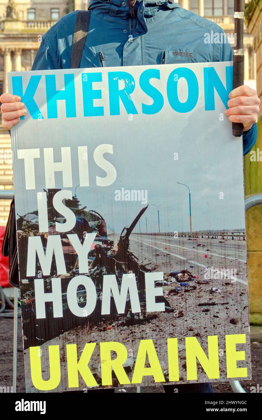 Glasgow, Écosse, Royaume-Uni 8th mars 2022. Ukraine Vigil continue sur la place George avec de nouvelles affiches de ville. Crédit Gerard Ferry/Alay Live New Banque D'Images