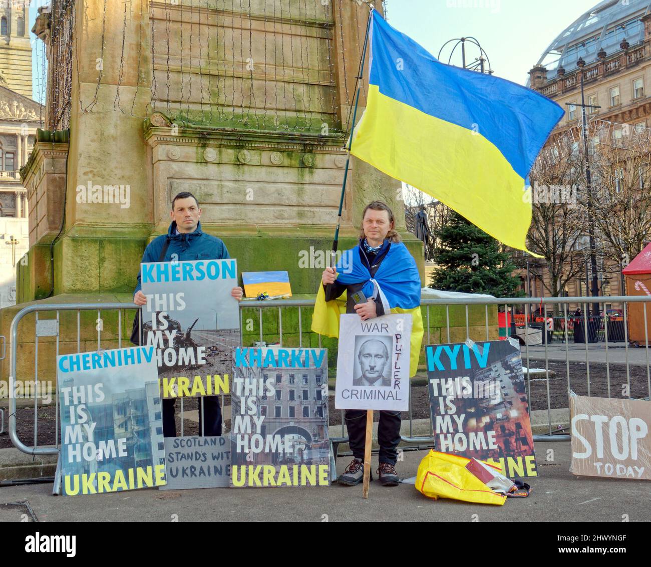 Glasgow, Écosse, Royaume-Uni 8th mars 2022. Ukraine Vigil continue sur la place George avec de nouvelles affiches de ville. Crédit Gerard Ferry/Alay Live New Banque D'Images