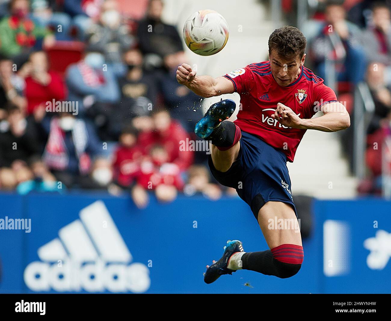Lucas Torro de CA Osasuna pendant le match de la Liga entre CA Osasuna et Villarreal CF a joué au stade El Sadar le 05 mars 2022 à Pampelune, Espagne. (Photo de Dani Marzo / PRESSINPHOTO) Banque D'Images