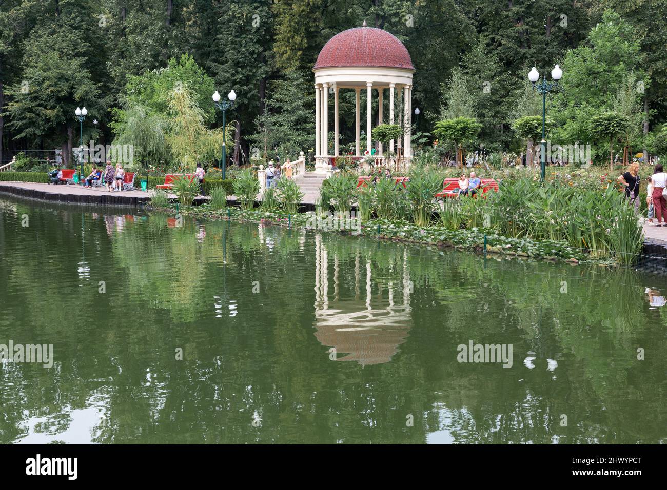 KHARKIV, UKRAINE - 3 AOÛT 2021 : il s'agit d'un belvédère au-dessus d'un étang artificiel dans le parc central de la culture et des loisirs. Banque D'Images