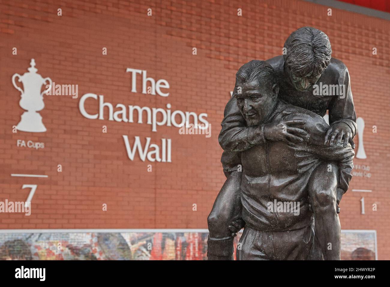 La statue de Bob Paisley à Anfield avec le mur des champions derrière Banque D'Images