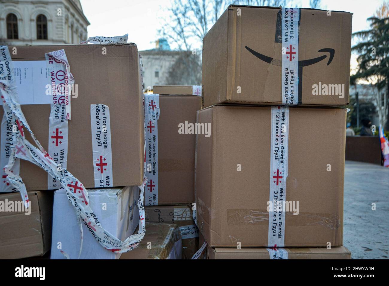 Tbilissi, Géorgie. 06th mars 2022. Boîtes pleines de fournitures prêtes à être envoyées en Ukraine. Les citoyens ont laissé des provisions devant le Parlement de Tbilissi, pour les habitants de l'Ukraine lors d'un rassemblement en faveur des Ukrainiens. Ils ont livré des dons d'information sur la nourriture, les médicaments, les vêtements et les draps. Crédit : SOPA Images Limited/Alamy Live News Banque D'Images