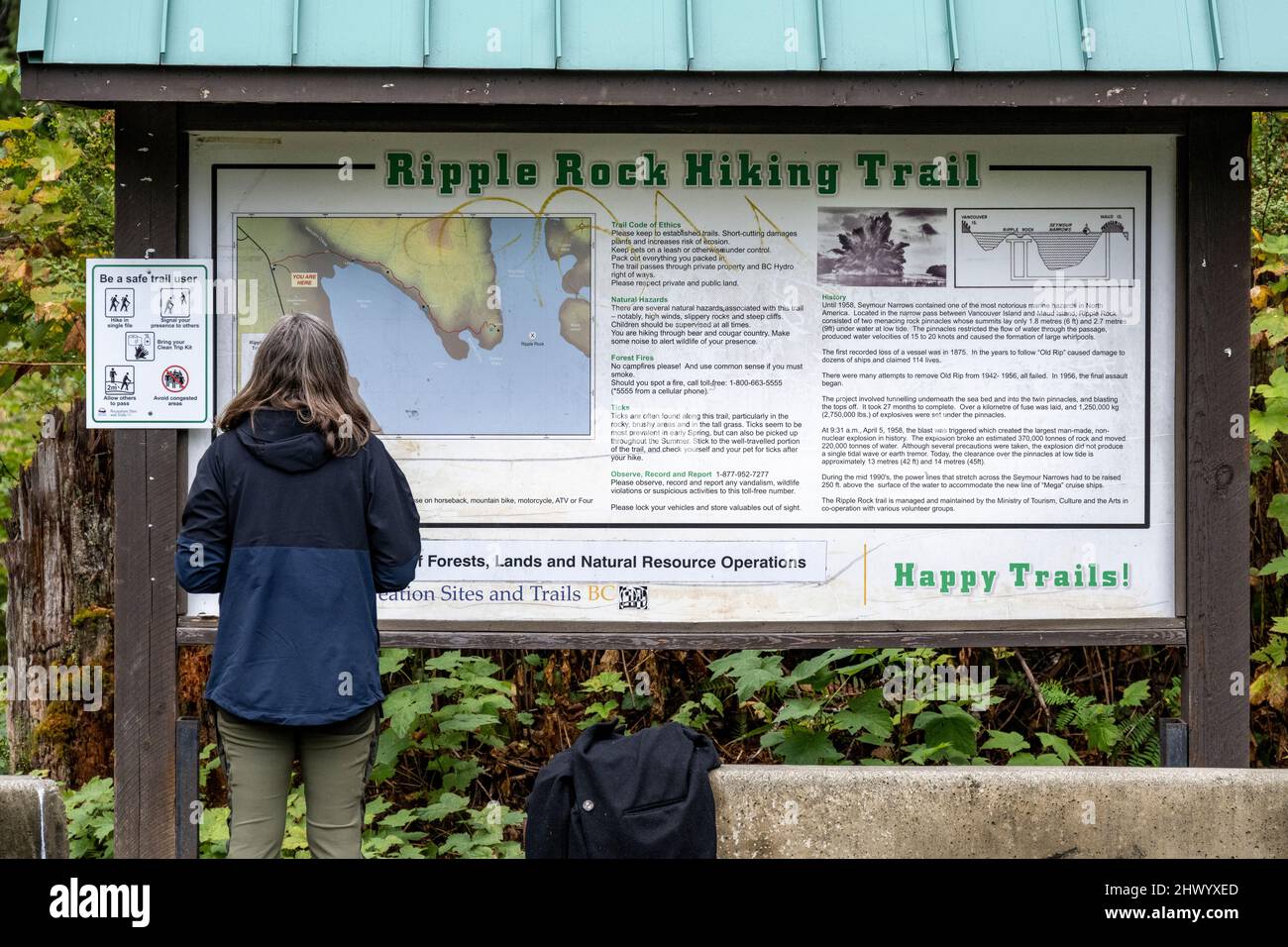 Touriste regardant la signalisation d'information à Ripple Rock, sentier de randonnée de Ripple Rock, Seymour Narrows, Discovery passage, Colombie-Britannique, Canada Banque D'Images