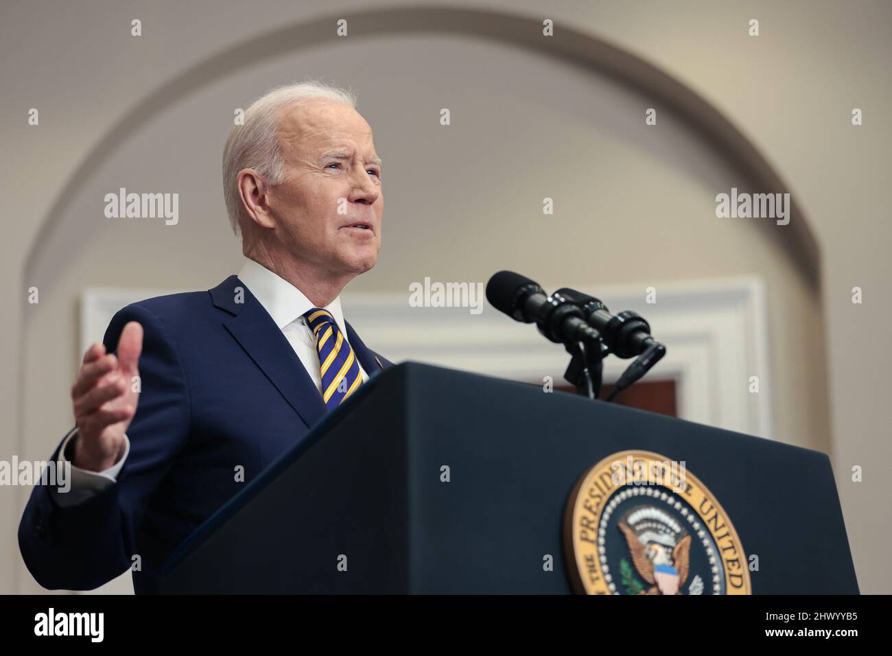 Le président des États-Unis Joe Biden annonce des actions pour continuer à tenir la Russie responsable de sa guerre contre l'Ukraine dans la salle Roosevelt de la Maison Blanche le 8 mars 2022 à Washington, DC. L'administration Biden a qualifié l'attaque de la Russie contre l'Ukraine de "non provoquée et injustifiée." Credit: Oliver Contreras/Pool via CNP /MediaPunch Banque D'Images