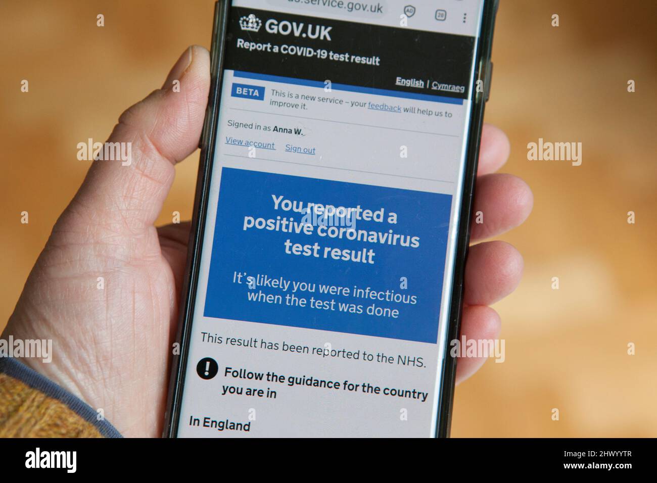 Londres, Royaume-Uni, 8 mars 2022 : un smartphone affiche des messages du NHS en réponse à un test de débit latéral positif. Le gouvernement n'exige plus que les personnes avec Covid-19 s'auto-isolent, mais les apps conseillent toujours l'auto-isolement pendant 11 jours à partir du jour du test positif initial. Au cours de la semaine dernière, les nouveaux tests de covid signalés ont augmenté de 39% par rapport aux chiffres de la semaine précédente, un résultat probable de la politique anglaise de suppression de tous les contrôles de covid. Anna Watson/Alamy Banque D'Images