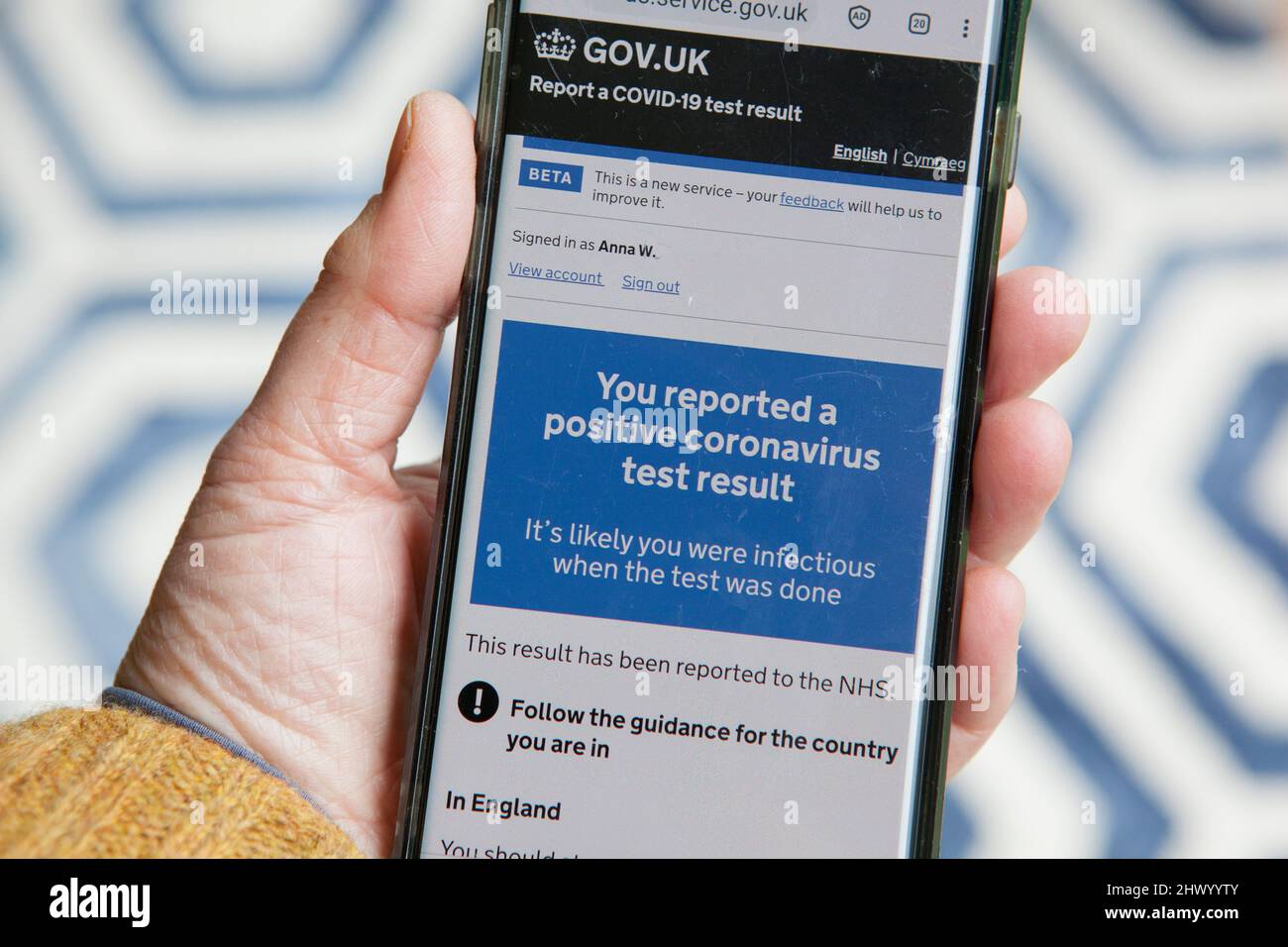 Londres, Royaume-Uni, 8 mars 2022 : un smartphone affiche des messages du NHS en réponse à un test de débit latéral positif. Le gouvernement n'exige plus que les personnes avec Covid-19 s'auto-isolent, mais les apps conseillent toujours l'auto-isolement pendant 11 jours à partir du jour du test positif initial. Au cours de la semaine dernière, les nouveaux tests de covid signalés ont augmenté de 39% par rapport aux chiffres de la semaine précédente, un résultat probable de la politique anglaise de suppression de tous les contrôles de covid. Anna Watson/Alamy Banque D'Images