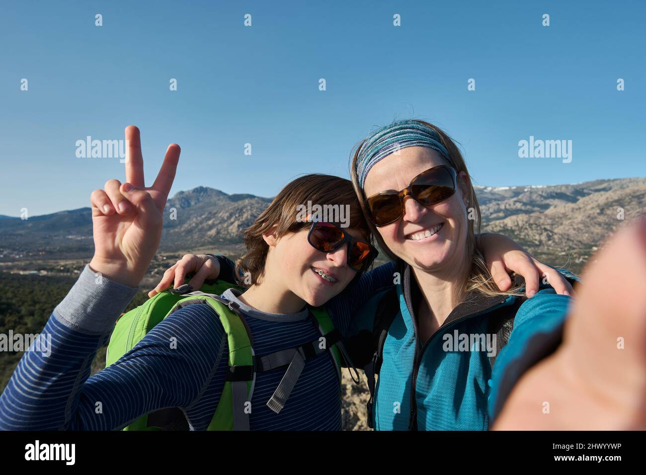 Un adolescent avec des bretelles et une mère prenant le selfie pendant la  randonnée dans la nature Photo Stock - Alamy