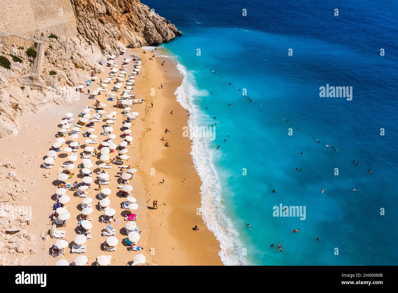 Vue aérienne de la plage de Kaputas à Kas. Kalkan, Antalya, Turquie. Méthode Lycienne. Concept été et vacances Banque D'Images