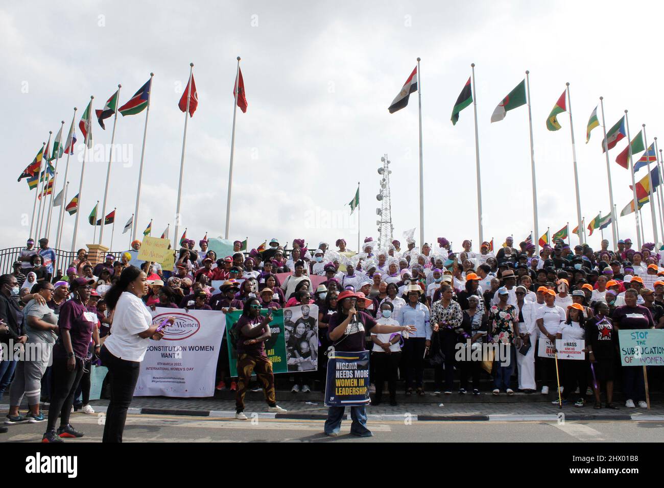 Lagos, Nigeria, 8th mars 2022 des femmes de différentes organisations non gouvernementales tiennent un rassemblement de protestation pour marquer la Journée internationale de la femme 2022 à Alausa, Ikeja, Lagos, Nigeria le mardi 8 mars, 2022. Les femmes nigérianes demandent à l'Assemblée nationale de revoir les projets de loi sur la parité entre les sexes et l'égalité qui ont été rejetés par les législateurs dans le cadre de l'examen de la constitution en cours. Photo d'Adekunle Ajayi Banque D'Images