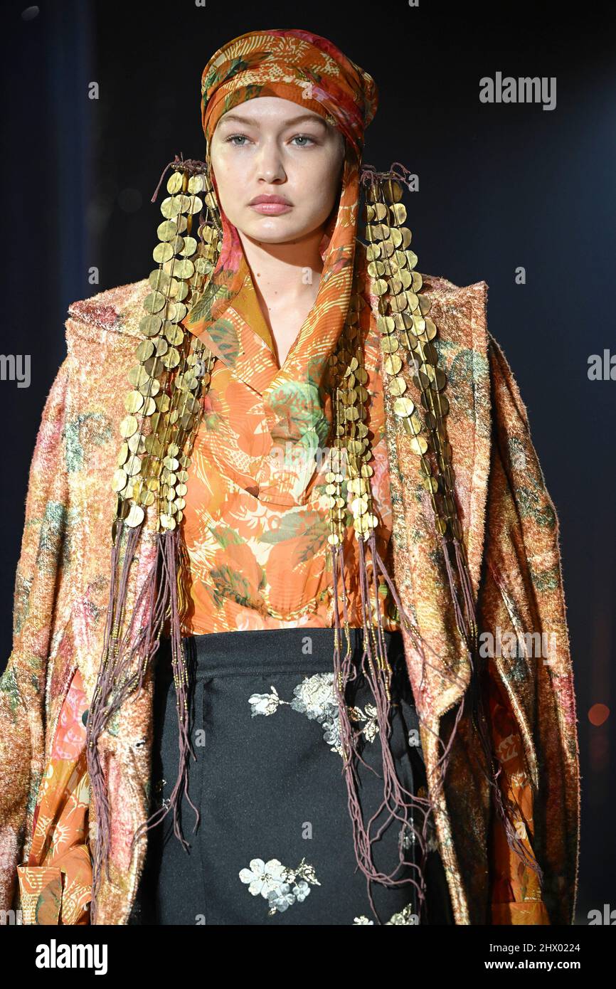 Le modèle Gigi Hadid marche sur la piste au salon de la mode Vivienne Westwood pendant le salon de la mode automne/hiver 2022 Collections à Paris Fashion week le 5 mars 2022. (Photo de Jonas Gustavsson/Sipa USA) Banque D'Images
