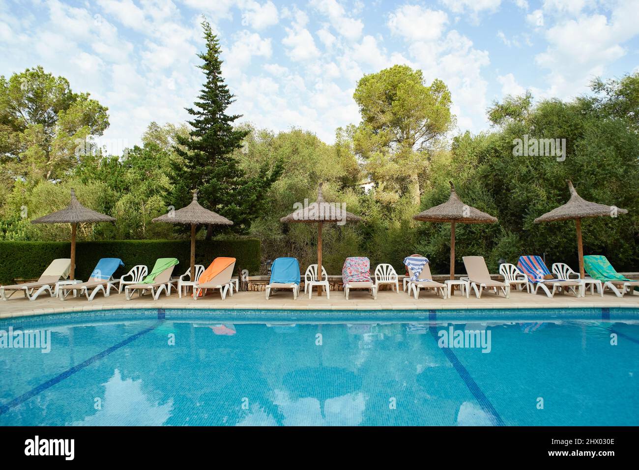 Majorque, Espagne, 2017 août : tôt le matin dans un hôtel touristique au bord de la mer, autour de la piscine, quelques touristes allemands se sont répandus Banque D'Images