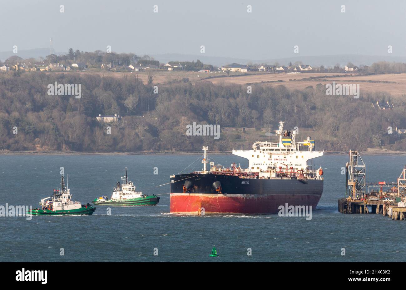 WhiteGate, Cork, Irlande. 08th mars 2022. Les remorqueurs DSG Titan et DSG Alex éloignent Myrtos de la jetée alors qu'elle quitte la raffinerie de pétrole après avoir déchargé sa cargaison de pétrole brut américain à Whitegate, Co. Cork, Irlande - Picture David Creedon Banque D'Images