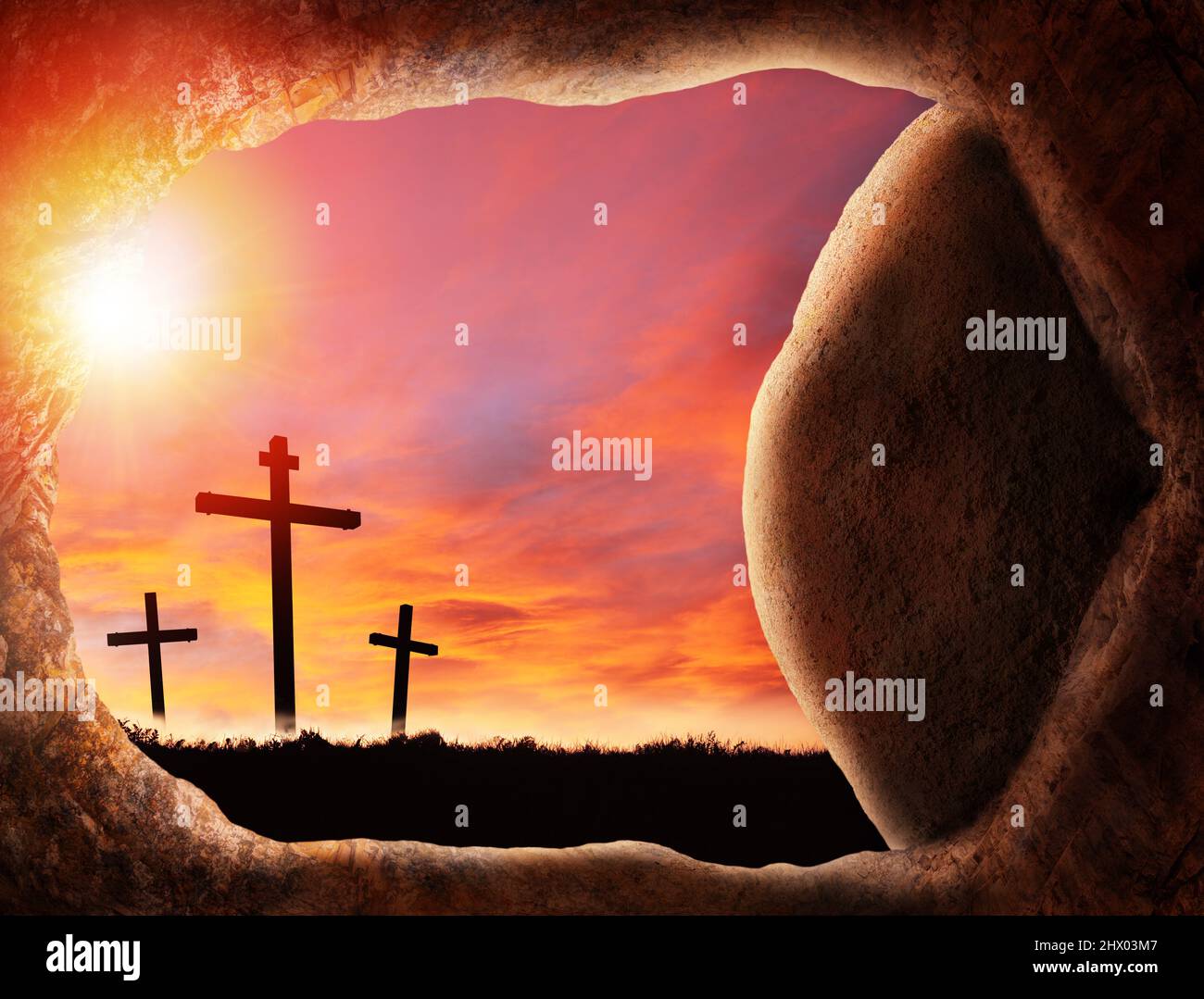 Vendredi Saint Pâques concept de Jésus résurrection de la tombe vide dans une grotte funéraire avec roc roulé ouvert montrant des croix crucifixion au lever du soleil. Banque D'Images
