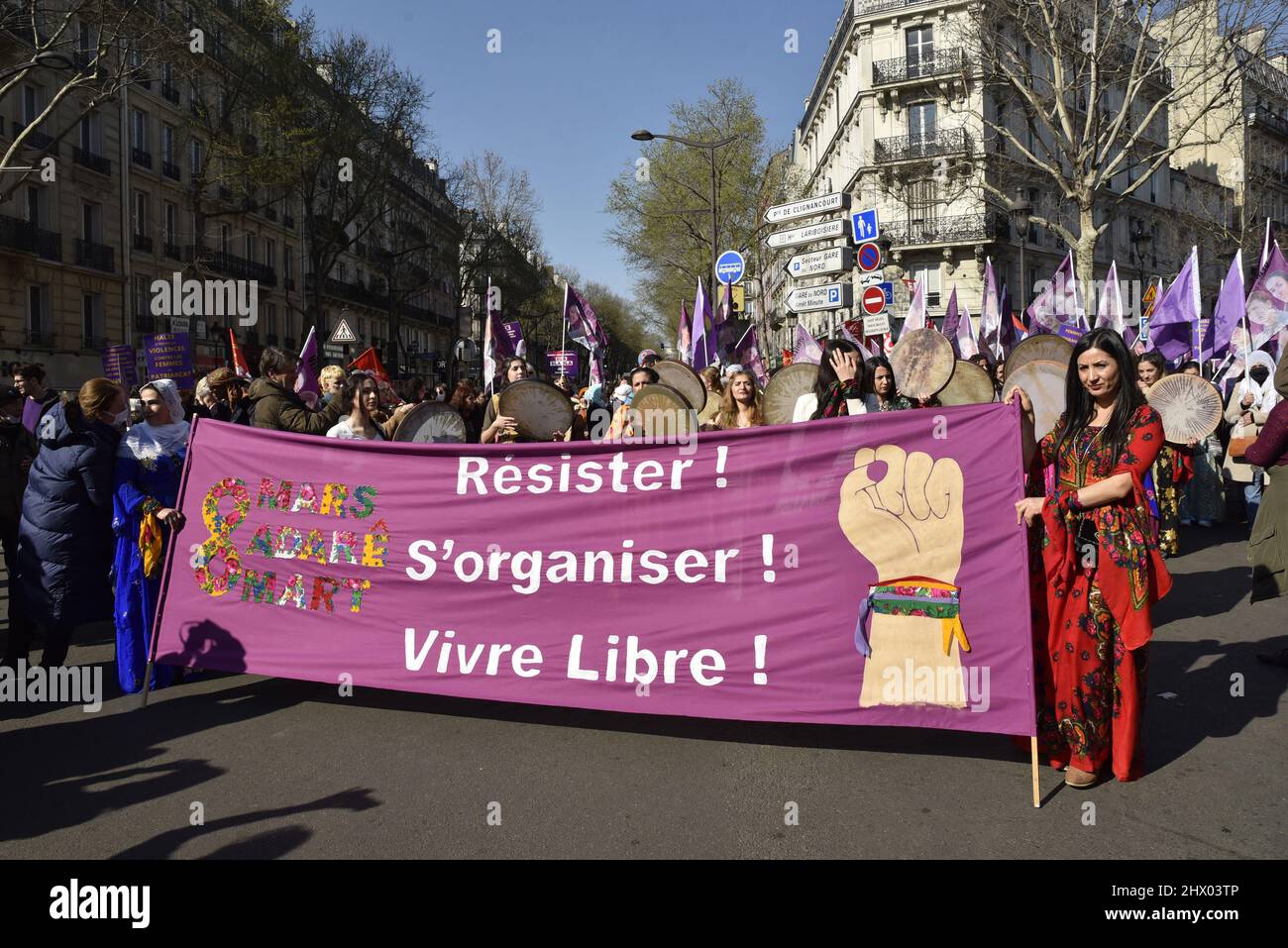 Paris, France, le 08 mars 2022. Manifestation pour la Journée internationale de la femme à Paris, France, le 08 mars 2022. Photo de Patrice Pierrot/ABACAPRESS.COM Banque D'Images