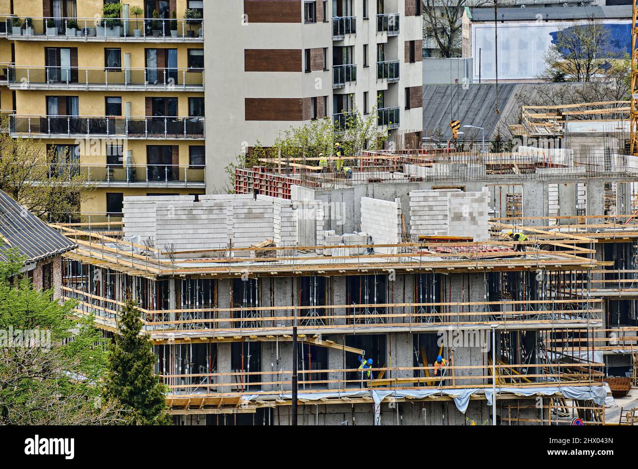 Chantier de construction résidentielle, coffrage, barres d'armature en fer ou barres d'armature pour cloisons en béton armé, blocs de béton pour murs intérieurs Banque D'Images