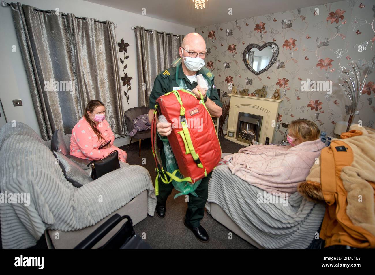 Un ambulancier après avoir examiné un patient à son domicile près de Pontypool, S. Wales UK Banque D'Images