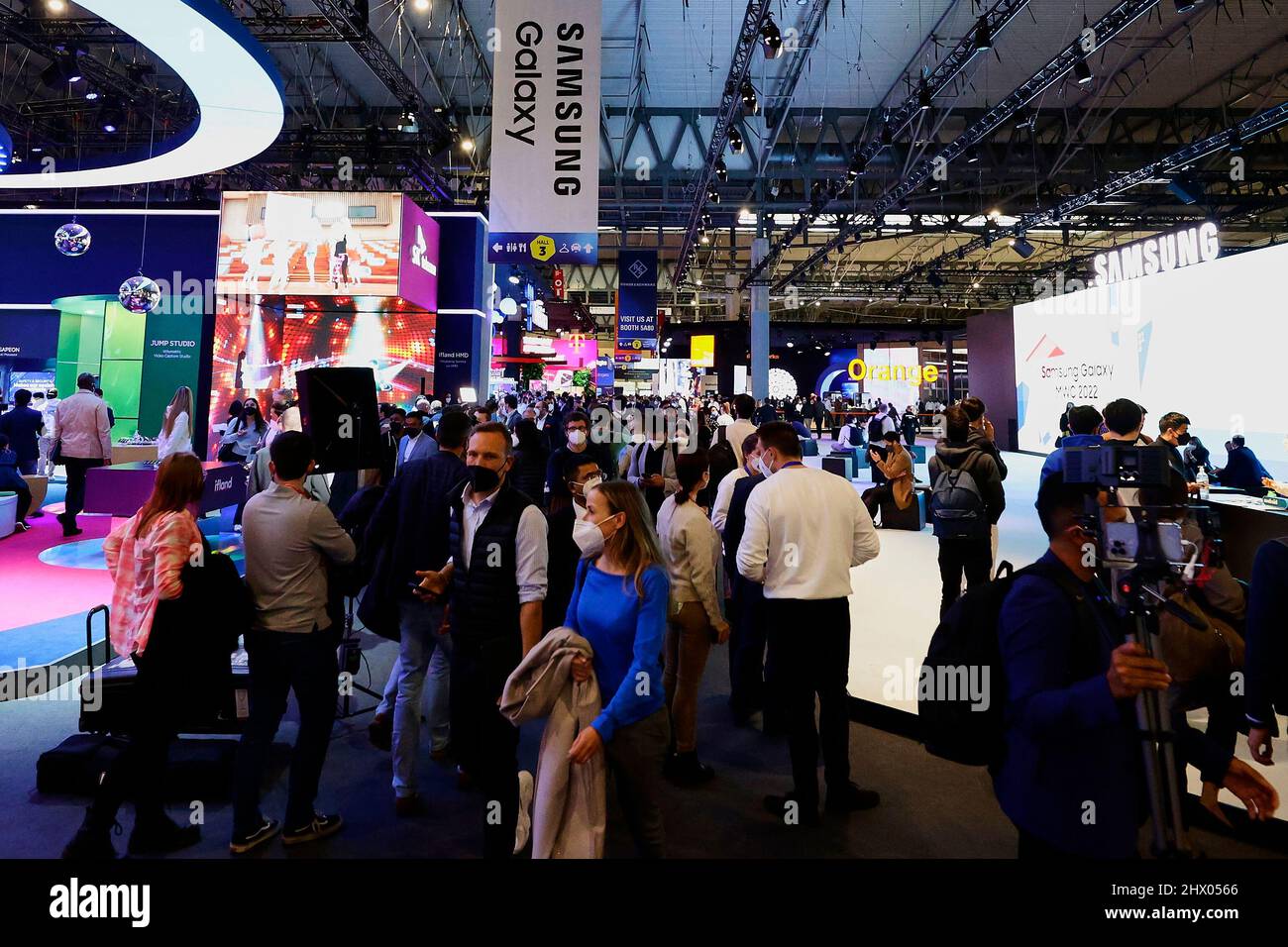 Barcelone, Espagne. 01st mars 2022. (3/1/2022) les membres du Congrès passent par le stand Samsung et le stand SK Telecom. Au Mobile World Congress (MWC), le plus grand salon du secteur a été consacré aux appareils mobiles, 5G, IOT, ai et Big Data. À Barcelone, Espagne. (Photo de Brisa Palomar/Pacific Press/Sipa USA) crédit: SIPA USA/Alay Live News Banque D'Images