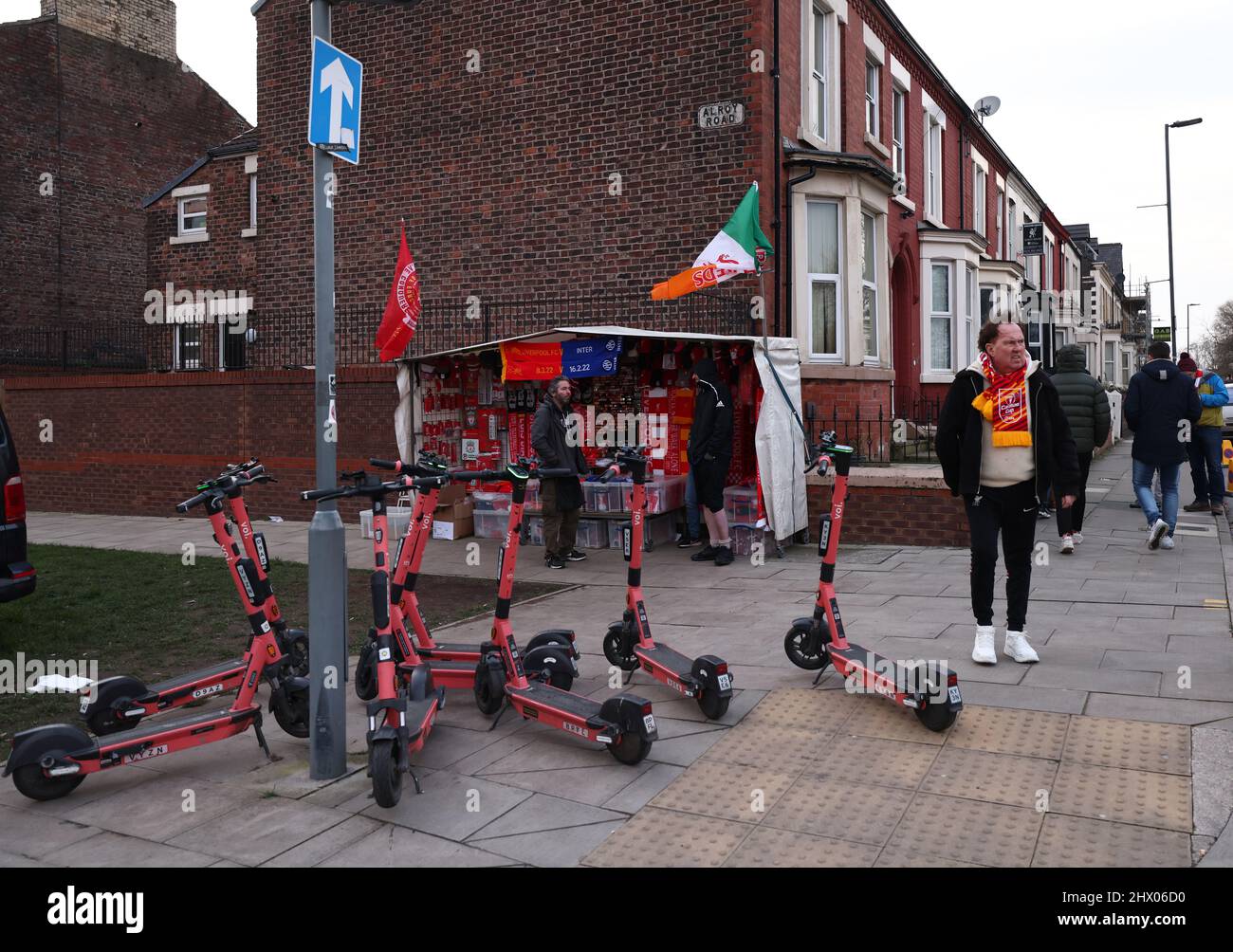 Liverpool, Angleterre, le 8th mars 2022. Location de scooters abandonnés à l'extérieur du stade lors du match de l'UEFA Champions League à Anfield, Liverpool. Le crédit photo doit être lu : Darren Staples / Sportimage Banque D'Images