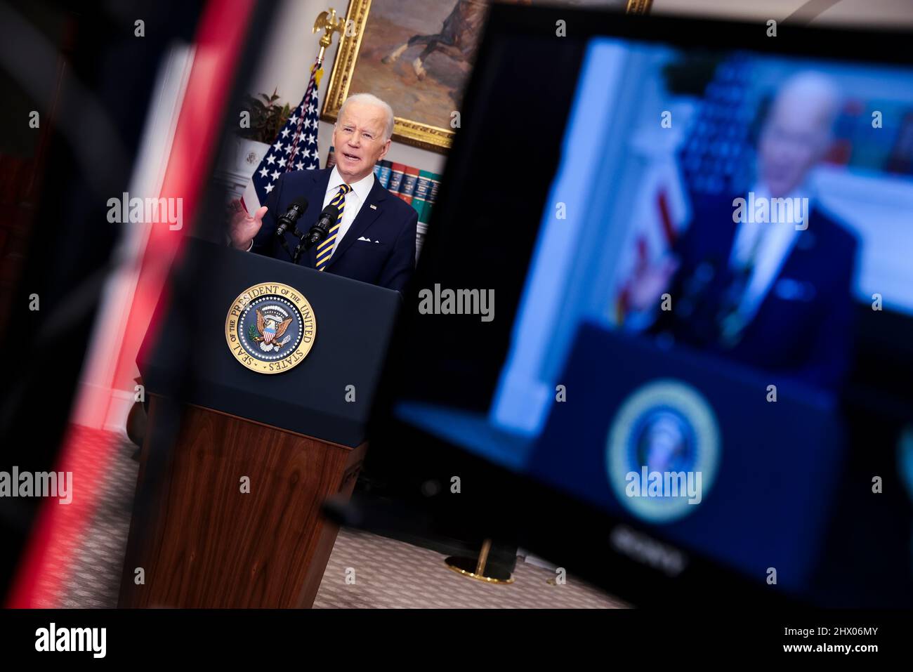 Washington, DC. 8th mars 2022. Le président Joe Biden annonce des actions pour continuer à tenir la Russie responsable de sa guerre contre l'Ukraine dans la salle Roosevelt de la Maison Blanche le 8 mars 2022 à Washington, DC. L'administration Biden a qualifié l'attaque russe contre l'Ukraine de « non provoquée et injustifiée ». (Photo d'Oliver Contreras/Sipa USA) Credit: dpa/Alay Live News Banque D'Images