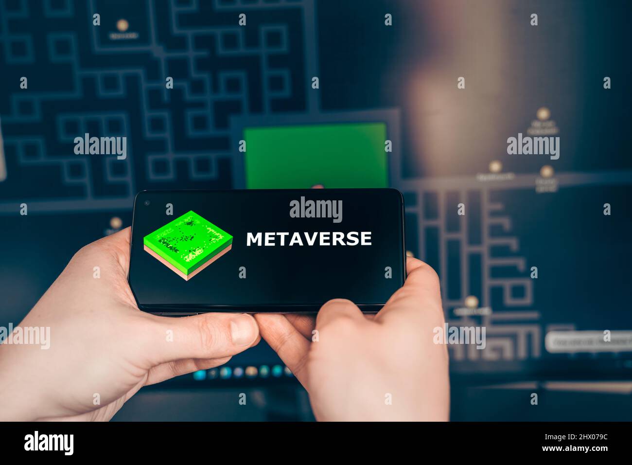 Russie Moscou 19.01.2022 logo du jeu de crypto Metaverse. Acheter terrain  dans le monde virtuel. Blockchain nft crypto-monnaie stratégie.Homme jouant  dans le téléphone mobile Photo Stock - Alamy