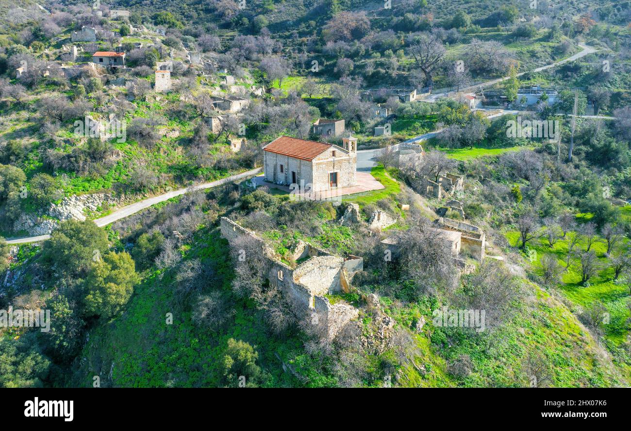 Dépeuplement rural à Chypre. Église de Panagia et village abandonné de Korfi Banque D'Images