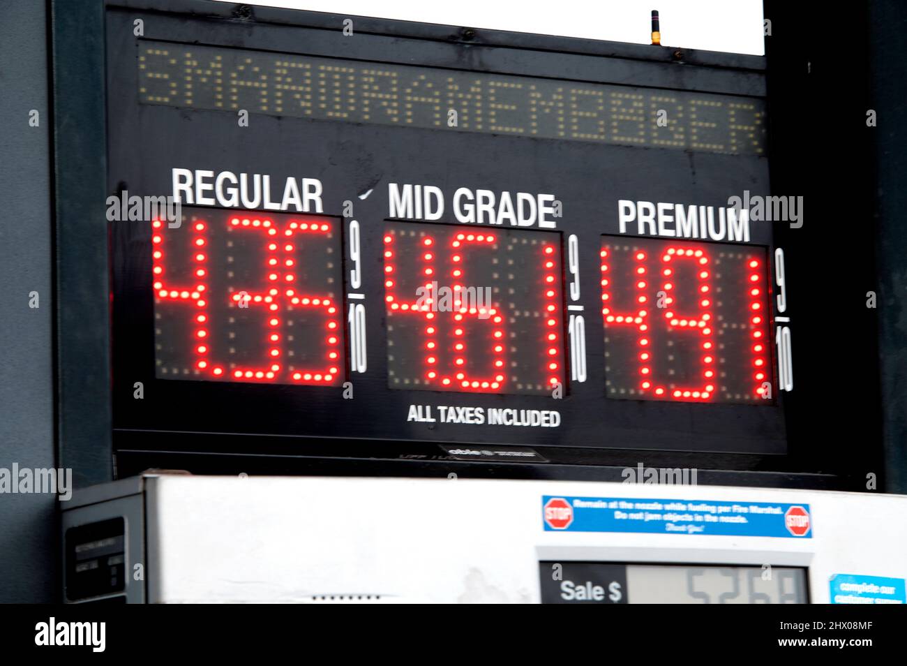 Hausse des prix de l'essence, tel qu'indiqué à Dennis, Massachusetts, sur Cape Cod, aux États-Unis Banque D'Images