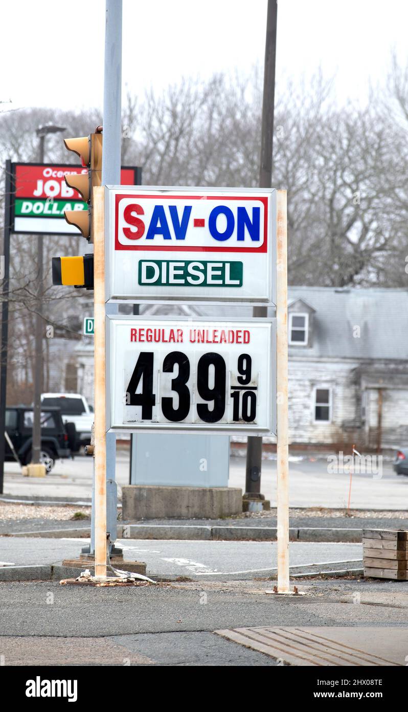 Hausse des prix de l'essence, tel qu'indiqué à Dennis, Massachusetts, sur Cape Cod, aux États-Unis Banque D'Images