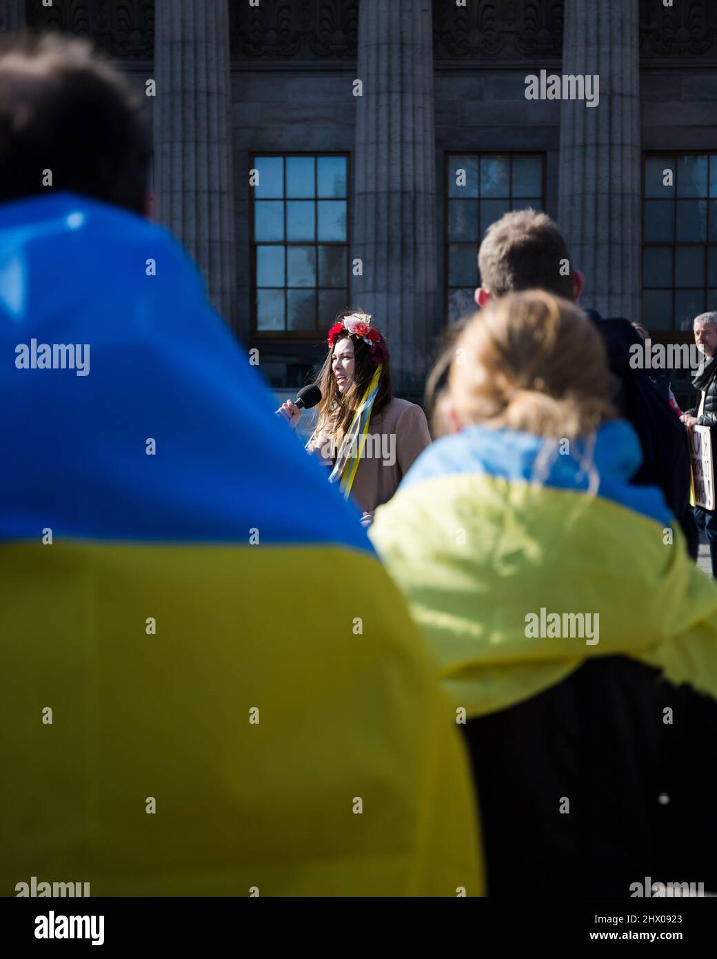 Tenez-vous avec les manifestants de l'Ukraine organiser des manifestations à travers la ville d'Édimbourg pour soutenir l'Ukraine et contre l'invasion russe Banque D'Images