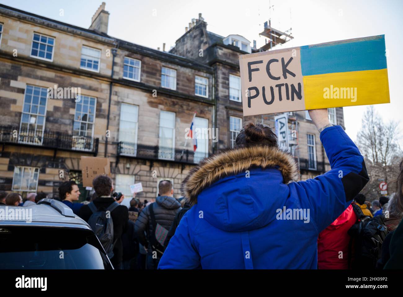 Des manifestants protestent contre l'invasion russe de l'Ukraine à l'extérieur du consulat russe à Édimbourg, puis mars au Parlement écossais Banque D'Images