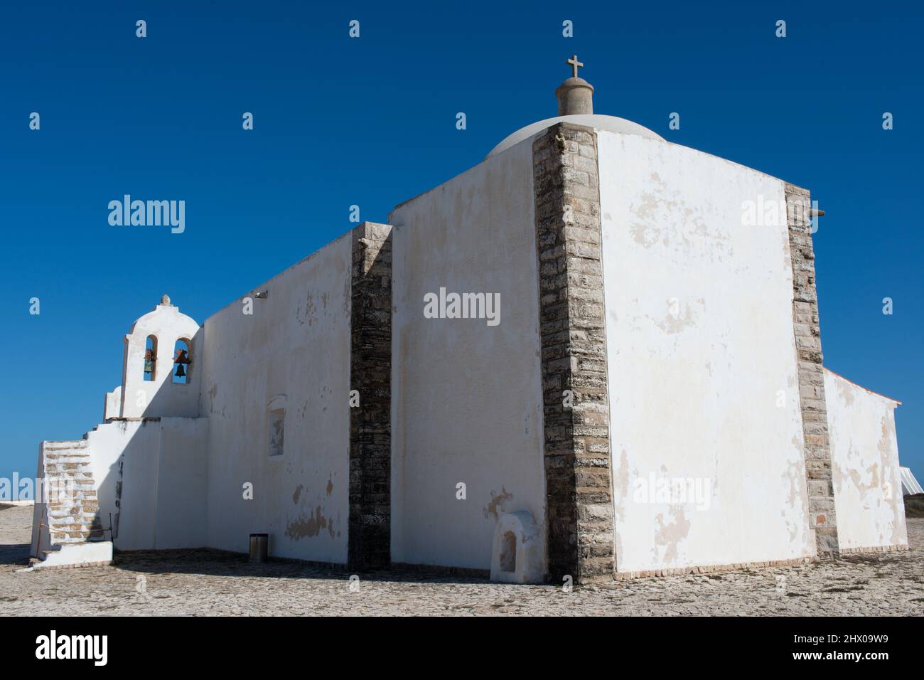 Bâtiment blanc à l'intérieur de la forteresse de Sagres. Église de notre Dame de grâce. Portugal, Europe Banque D'Images
