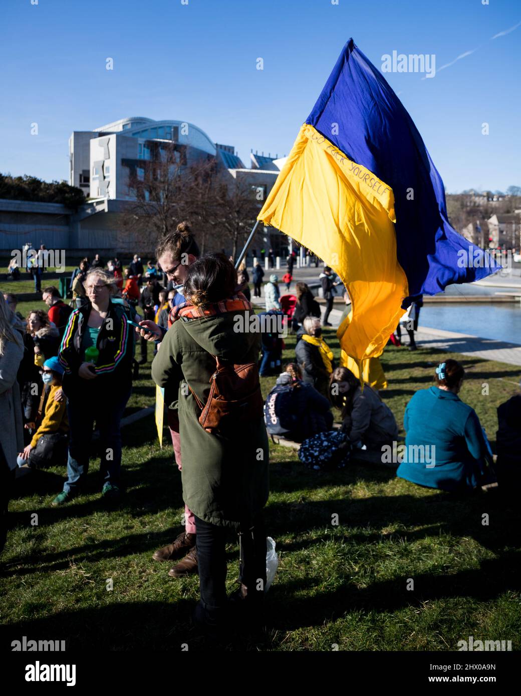 Des manifestants protestent contre l'invasion russe de l'Ukraine à l'extérieur du consulat russe à Édimbourg, puis mars au Parlement écossais Banque D'Images