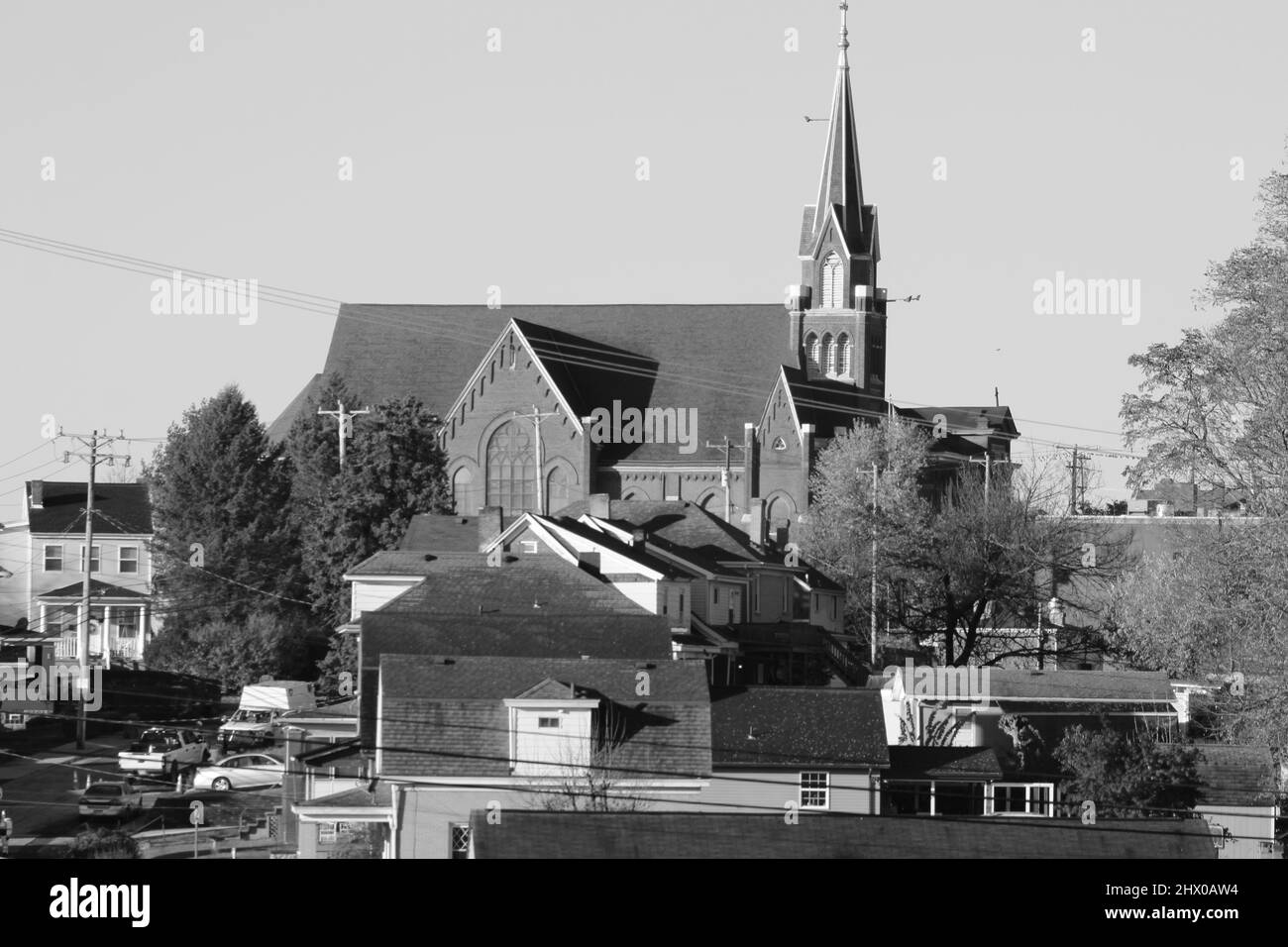 Monochrome de l'église à la ligne d'horizon Banque D'Images