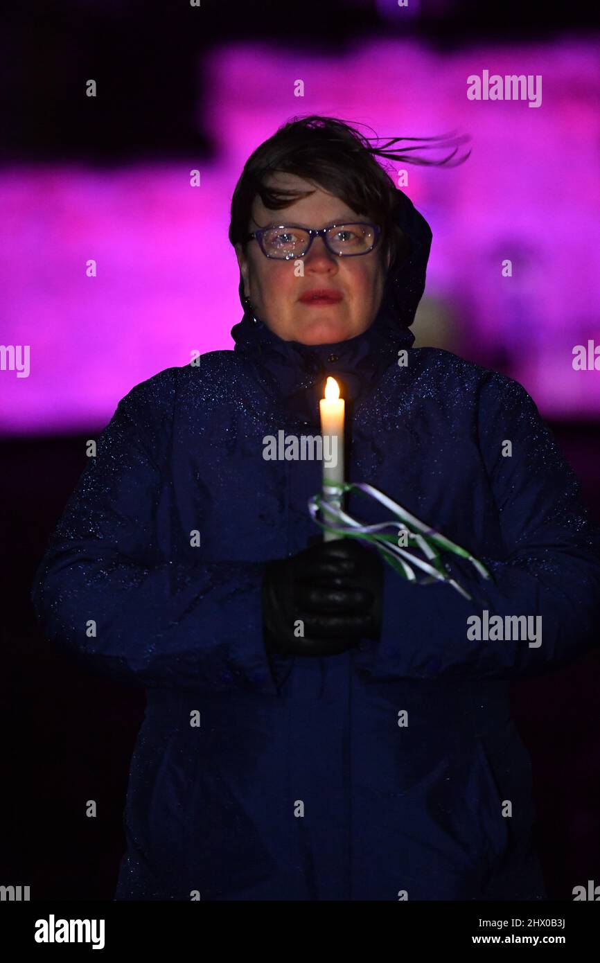 Édimbourg, Écosse, Royaume-Uni. 8th mars 2022. PHOTO : alors que la nuit tombe sur les droits des femmes en Écosse, une protestation silencieuse menée par le groupe ForWomen Scotland, un groupe de femmes de toute l'Écosse travaillant à protéger et à renforcer les droits des femmes et des enfants, vue sur le Royal Mile d'Édimbourg, en dehors du puits des sorcières, Manifestant silencieusement pour commémorer les sœurs tombées devant nous les heures de clôture de la Journée internationale de la femme. #ScottishWitches #WomenWontWheesht crédit: Colin Fisher/Alamy Live News Banque D'Images