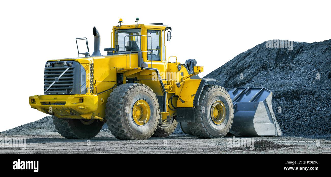 Chargeuse ou pelle hydraulique à roues jaune sur l'avant de la pile de gravier isolée sur fond blanc Banque D'Images
