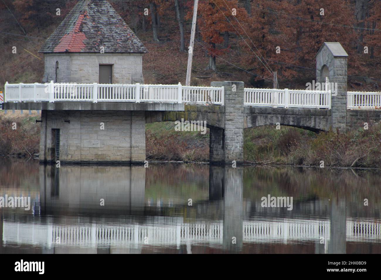 Bâtiment en pierre avec pont en pierre et réflexion Banque D'Images
