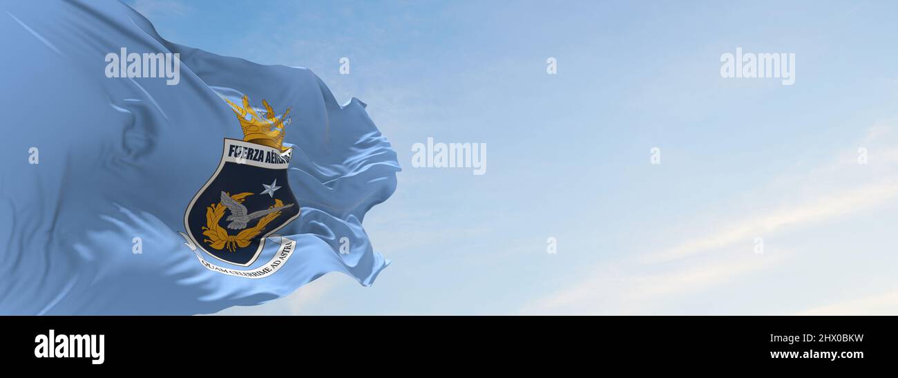 Drapeau de l'Armée de l'Air du Chili , Chili sur fond ciel nuageux au coucher du soleil, vue panoramique. Voyage chilien et patriote concept. Espace de copie pour large bannière. Banque D'Images